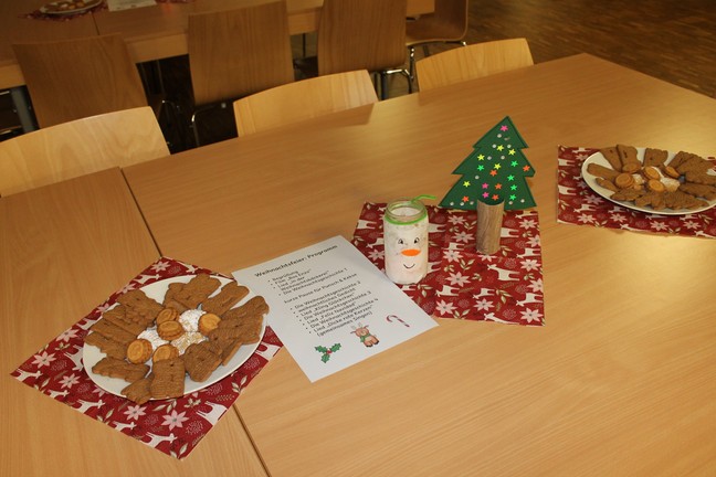 Tisch mit Keksen und dem Weihnachtsprogramm