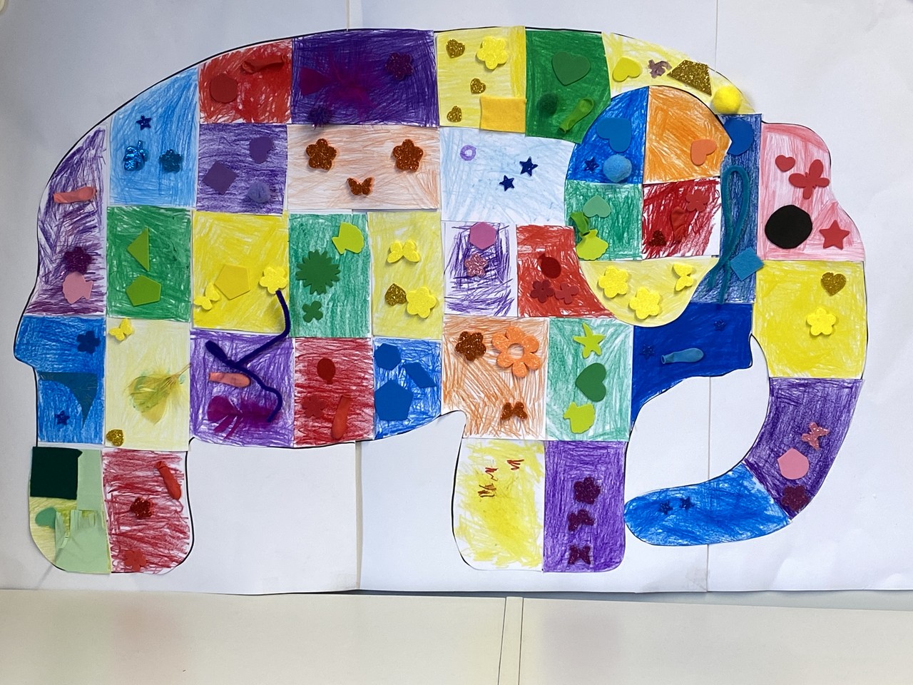 Ein bunter Elefant mit verschiedenen ertastbaren Motiven