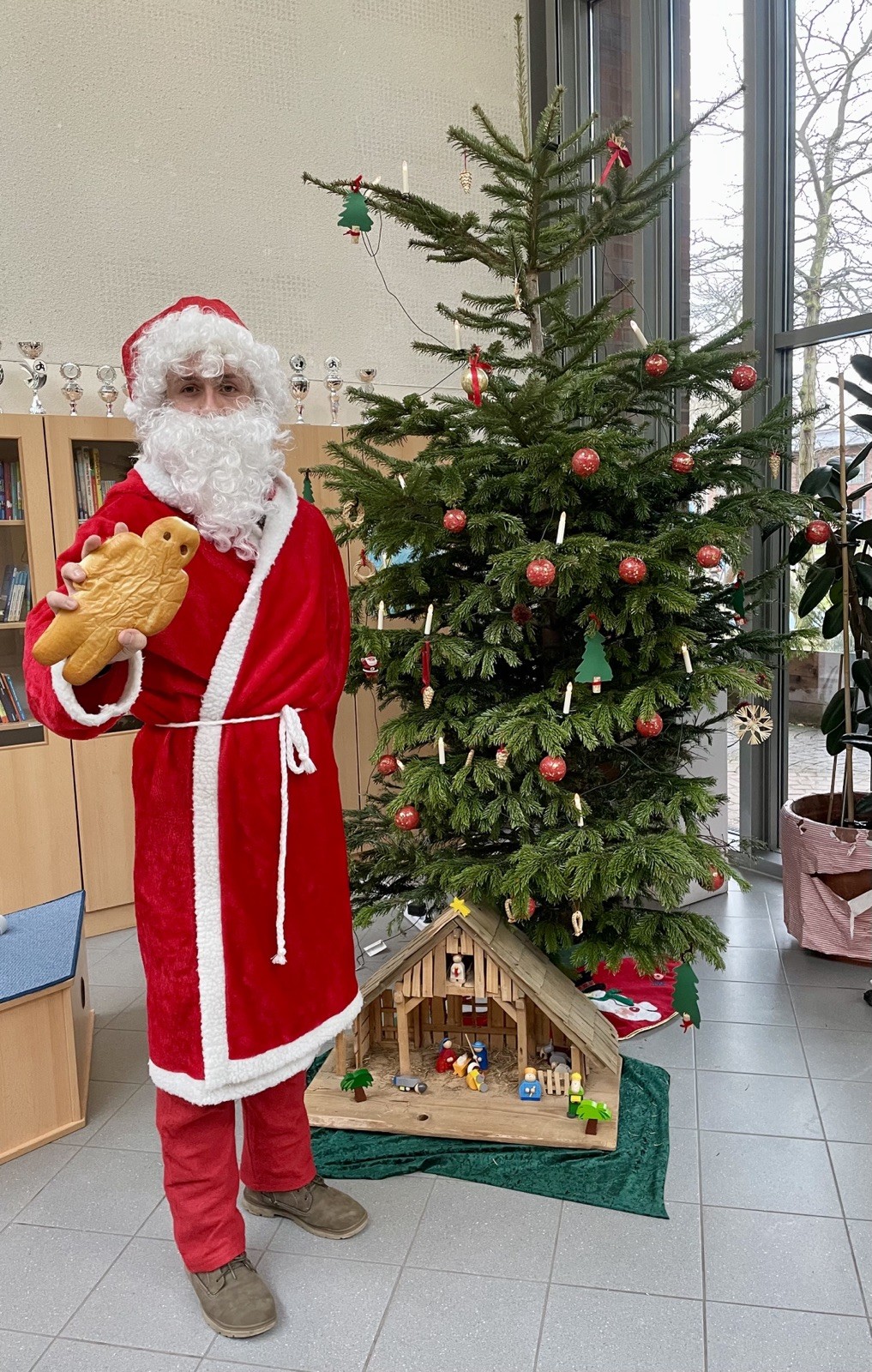 Nikolaus mit einem Stutenkerl in der Hand