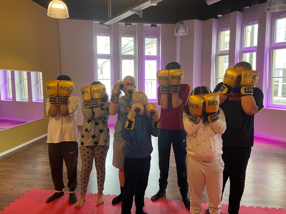 Spaßbild: Schüler halten sich Boxhandschuhe vor ihre Gesichter