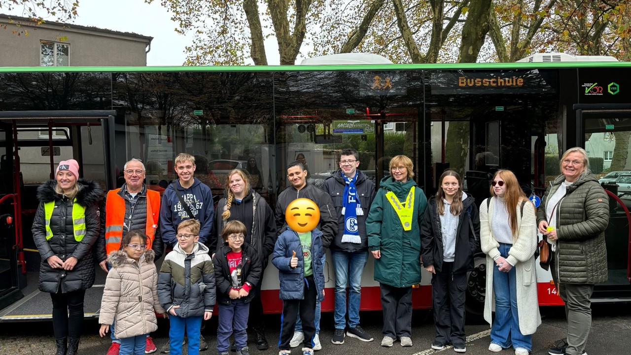 Schülerinnen und Schüler mit den Lehkräften und den Dozierenden der Busschule