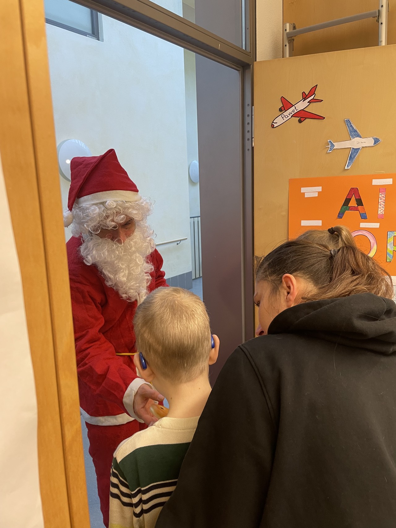 Nikolaus grüßt einen Schüler