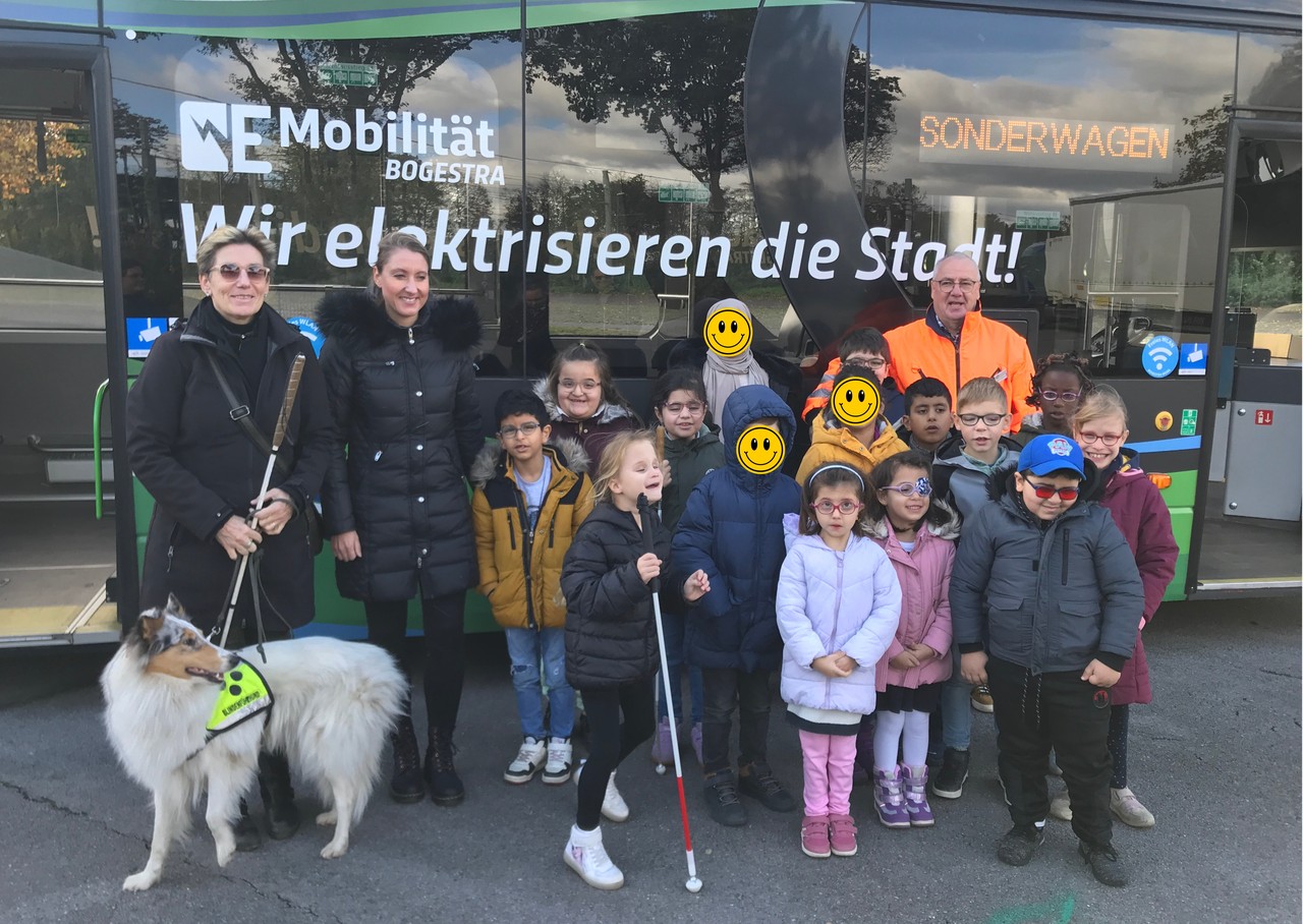 Schüler mit den Lehrkräften der Busschule