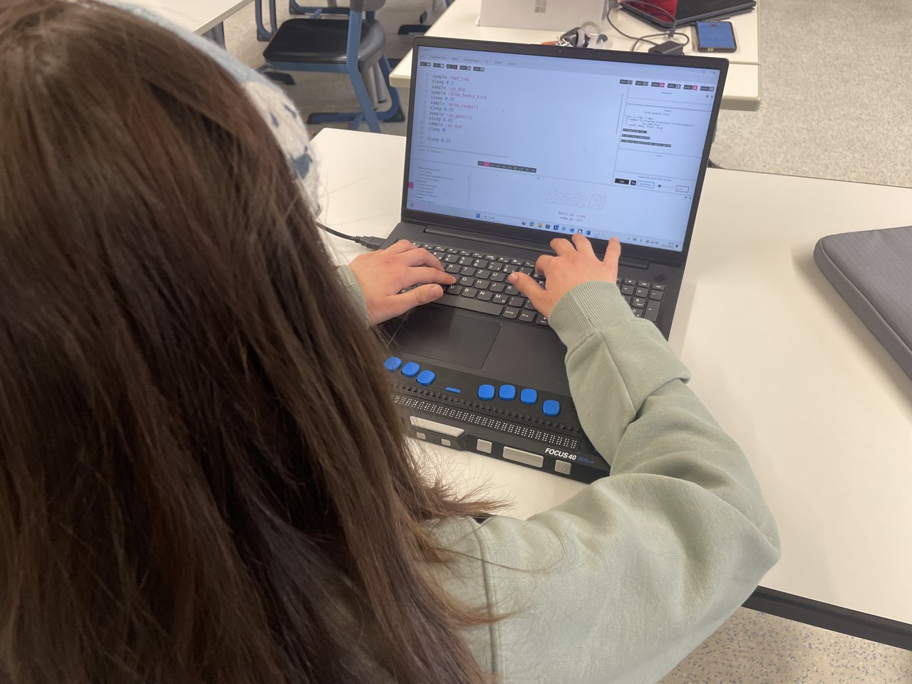 Schülerin programmiert ein Musikstück - Blick auf dem Desktop