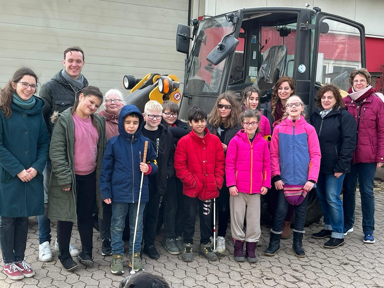 Schulkinder und Lehrer*innen