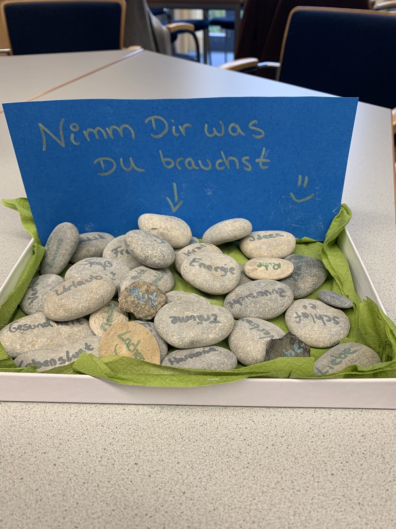 Mit guten Wünschen beschriftete Steine zum Mitnehmen