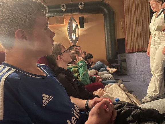 Schüler*innen im Kinosaal