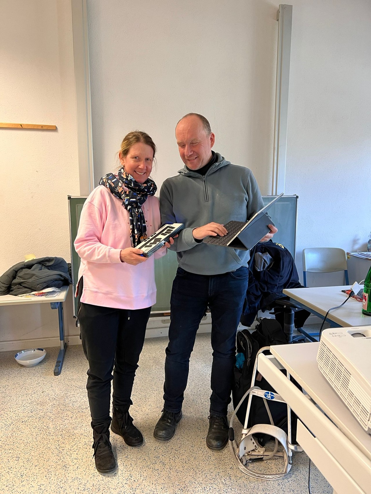 Frau mit Braillezeile und Mann mit IPad